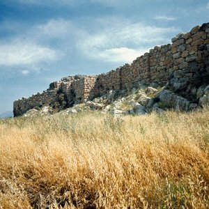 Mykenische Kunst: Ansicht der Ruinen der Stadtmauer von Tiryns