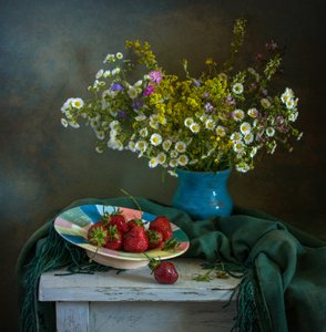 Wildblumen und Erdbeeren