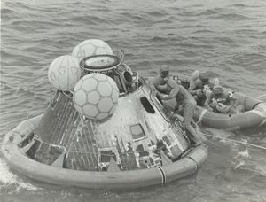 Astronauten im Rettungsboot nach der Apollo 11 Wasserung, 1969
