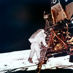 Edwin Buzz Aldrin steigt die Leiter des Mondmoduls hinab, um auf dem Mond zu gehen, 1969