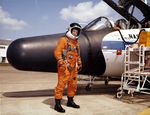 NASA-Astronaut mit Experimentalflugzeug, 1979
