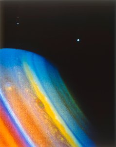 Saturn und sein Mond Dione, gesehen von der Raumsonde Voyager 2 von NASA Images