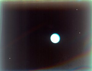 Uranus mit den Satelliten Miranda, Ariel und Umbriel, von Voyager 2, 24. Januar 1986 von NASA Images