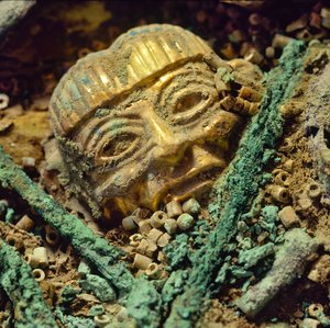 Goldener Kopfperle, begraben im königlichen Grab des Alten Herrn von Sipan von Nathan Benn