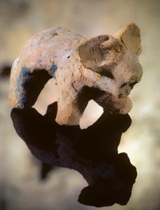 Neolithische Tonskulptur eines elefantenähnlichen Säugetiers aus Catal Huyuk von Nathan Benn