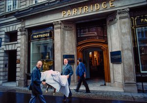 Partridge Antiques Schaufenster und Auslagen auf der Bond Street, London, UK
