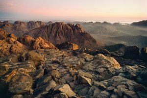 Fotografie der Landschaft der Sinai-Berge, Täler und Wüste vom Gipfel des J