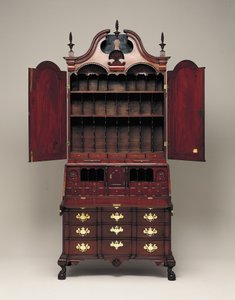 Schreibtisch und Bücherschrank