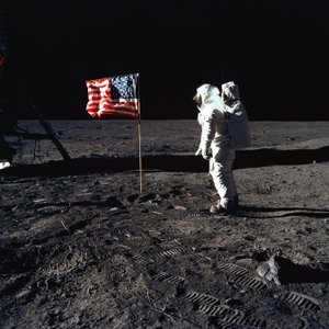 Buzz Aldrin und die US-Flagge auf dem Mond, 1969 von Neil Armstrong