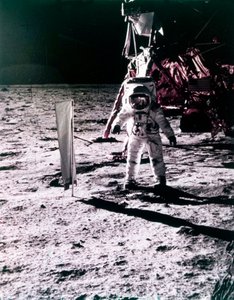 Buzz Aldrin setzt den Sonnenwindkollektor auf der Mondoberfläche ein, Apollo 11 Mission, Juli 1969 von Neil Armstrong