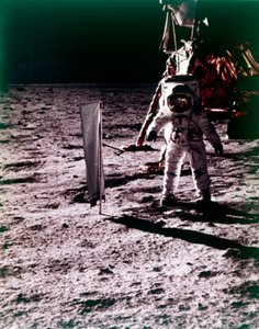Buzz Aldrin setzt den Sonnenwindkollektor auf der Mondoberfläche ein, Apollo 11 Mission, Juli 1969 von Neil Armstrong