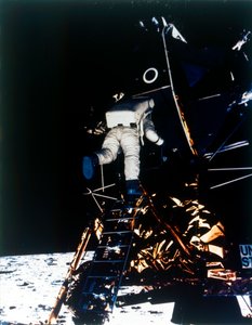 Buzz Aldrin steigt aus dem Lunar-Modul, Apollo II Mission, Juli 1969 von Neil Armstrong