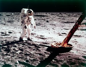 Buzz Aldrin nahe dem Bein des Mondlandemoduls auf dem Mond, Apollo 11 Mission, Juli 1969 von Neil Armstrong