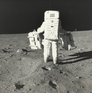Buzz Aldrin auf dem Mond mit Komponenten des frühen Apollo-Wissenschaftspakets von Neil Armstrong