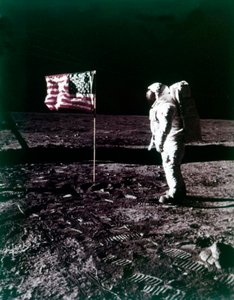 Buzz Aldrin steht neben der amerikanischen Flagge auf der Mondoberfläche, Juli 1969 von Neil Armstrong