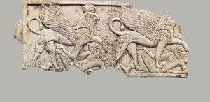 Möbelplakette mit zwei falkenköpfigen Sphinxen, die Gefangene niedertrampeln, ca. 9.-7. Jahrhundert v. Chr. von Neo Assyrian Neo Assyrian