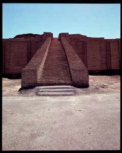 Ansicht der Treppe der rekonstruierten Zikkurat, 2050 v. Chr. von Neo Sumerian