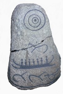 Ein Schiff zieht auf einem Runenstein, ein Fresko aus der Jungsteinzeit. Nationalmuseum Kopenhagen, Dänemark.
