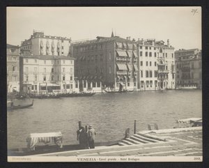 Außenansicht des Hotel Bretagne, Venedig von Neue Photographische Gesellschaft