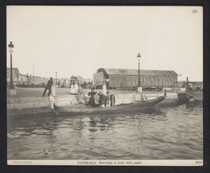 Gondel an einem Steg bei der Ponte della Paglia in Venedig von Neue Photographische Gesellschaft