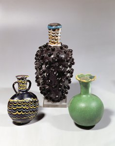 Ägyptische Vasen: Traubenbündel, Granatapfel und Wellenmotiv von New Kingdom Egyptian