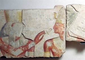 Das Treffen des Pharaos und Horus, Detail eines Frieses, der Ramses II (1298-32 v. Chr.) unter den Göttern darstellt, aus Abydos, ca. 1275 v. Chr. (bemalter Stein)