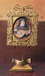 Königin Elisabeth I spielt Laute (Miniatur mit Messingständer)