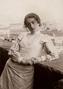 Junge Frau auf einer Terrasse, Neapel von Nicola Biondi