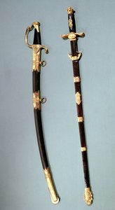 Gedenkschwert, das Napoleon Bonaparte für seine Hilfe beim erfolgreichen Staatsstreich in Saint Cloud am 18. Brumaire an 8 (9. November 1799) überreicht wurde, und ein zweischneidiges Schwert eines Generals (Metall)