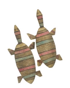 Geschnitzte Holzschildkrötenfiguren, dekoriert mit roten, grünen und schwarzen geometrischen Mustern, Hausa-Volk, Kano, Nordnigeria (bemaltes Holz)