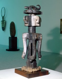 Volkskunst „Ijo“ (Nigeria). Skulptur, die eine Kultfigur darstellt, wahrscheinlich einen phallischen Gott