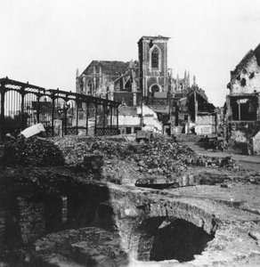 Beschädigte Außenansicht der Kirche St. Vaast, Armentières, Frankreich, Erster Weltkrieg, ca. 1914-1918 von Nightingale and Co