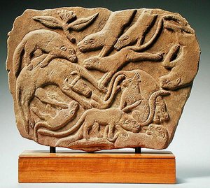 Relief, das Hunde zeigt, die eine Kuh fällen, 4.-5. Jahrhundert von Nubian Nubian