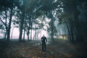 Einsamer Mann im Nebeligen Wald von Nuno Araujo