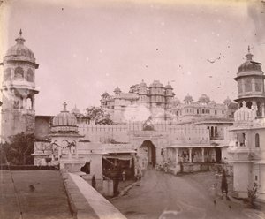 Blick auf den Stadtpalast, mit Eingangstor im Vordergrund, Udaipur