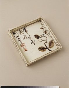 Kuchenteller mit Pflaumendesign, frühes 18. Jahrhundert von Ogata Kenzan