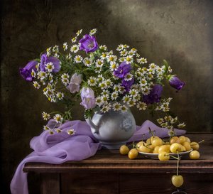 Gänseblümchen und gelbe Kirschen