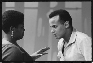 Harry Belafonte mit Odetta am Set einer TV-Sendung