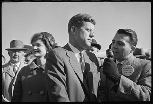 John F. Kennedy mit Reporter und Jackie Kennedy während der Wahlen