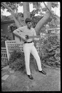 Leonard Nimoy spielt Gitarre