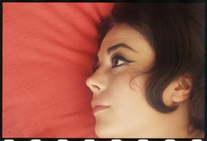 Natalie Wood zu Hause mit Kopf auf dem Kissen
