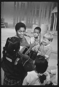 Odetta singt für Kinder am Set einer TV-Sondersendung