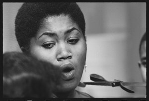 Odetta singt Kindern am Set einer TV-Sondersendung