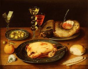 Gebratenes Huhn, Schinken und Oliven auf einem Zinnteller