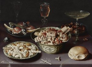 Stillleben mit Süßigkeiten, Kastanien und einem Brötchen