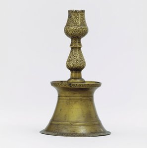 Ein osmanischer Messingkerzenhalter, der Hals mit eingeschnittenen Arabesken, der in die Form einer Tulpe übergeht