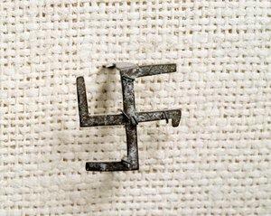 Christliche Antike: Fibel in Form eines Swastika (die das Hakenkreuz inspirieren wird). 1. bis 3. Jahrhundert. Nationalmuseum für Archäologie von Saint Germain en Laye