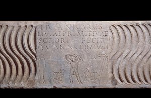 Paläochristliche Kunst: Fragmentierter Sarkophagbehälter: Guter Hirte und Epitaph von Livia Primitiva von Paleo Christian