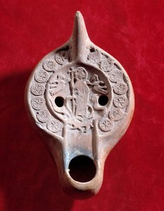 Paleochristliche Kunst: Öllampenmedaillon in Terrakotta mit triumphierendem Christus von Paleo Christian