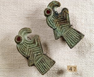 Christliche Antike: bronzene Fibeln mit Granateinlagen in Form von Adlerköpfen. Nationalmuseum für Archäologie, Saint Germain en Laye